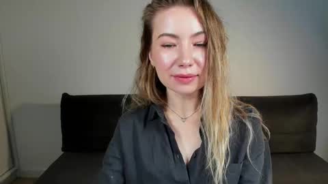 Mia online show from November 26, 7:53 am