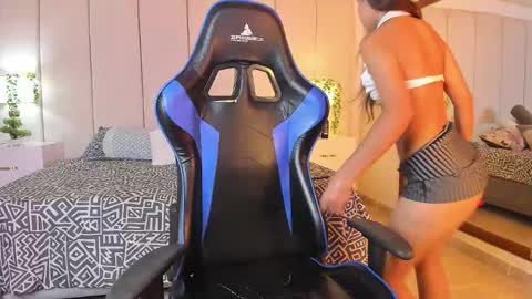 mia rousse25 online show from December 17, 2:54 pm