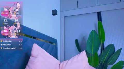 Mia online show from October 5, 6:35 pm