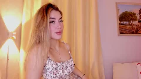 Mia White  online show from January 13, 1:15 pm