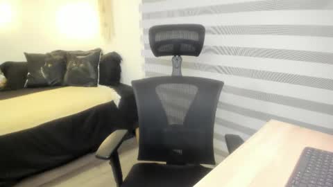 Mia   online show from September 15, 9:11 pm