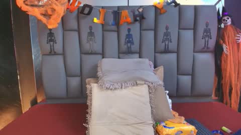 Mia online show from October 23, 12:11 pm