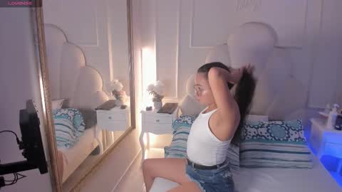 miaaffox online show from February 1, 8:40 pm