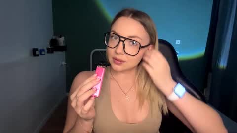 Mia online show from February 22, 3:13 pm