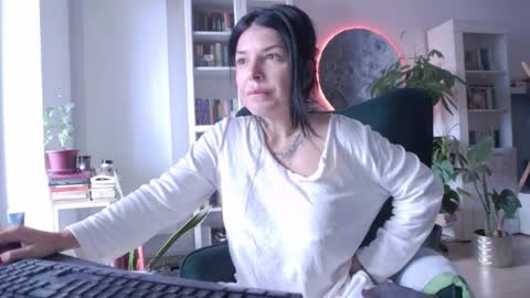 miacute4u online show from October 4, 9:15 am