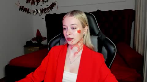 Mia online show from October 31, 6:34 pm