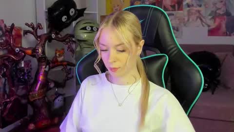 Mia online show from October 29, 6:21 pm