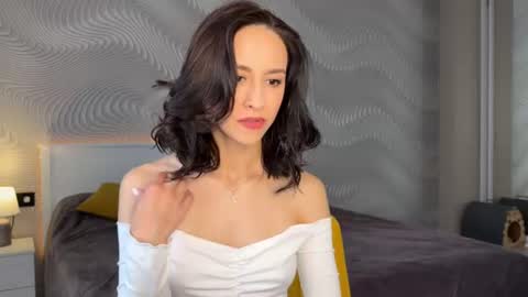 Mia online show from June 25, 9:02 am