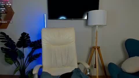 micky___love online show from October 8, 7:07 pm