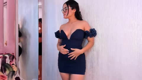 Mia  online show from November 12, 3:43 pm