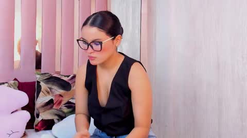 Mia  online show from October 26, 1:17 pm