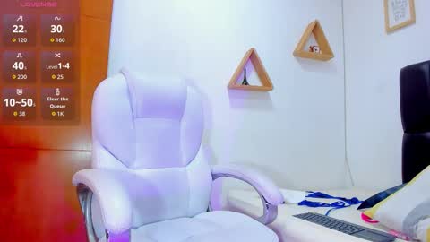 mia sofia online show from October 15, 7:05 pm