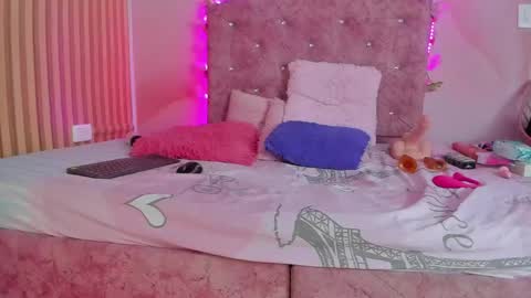 mila_grace_ online show from April 18, 7:07 pm