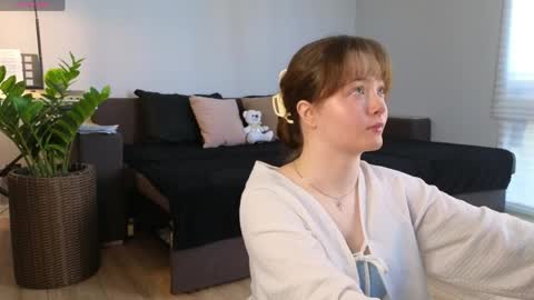 milanakowall online show from April 5, 12:15 pm