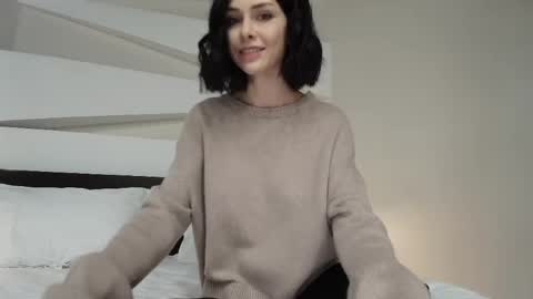 milla bella online show from April 10, 8:59 pm