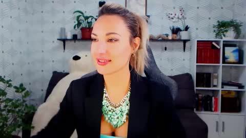 MillaXQueen online show from October 25, 5:09 pm