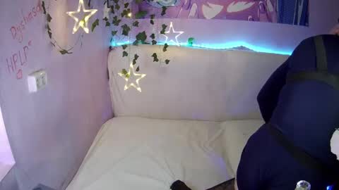 minimelloome online show from April 12, 7:49 pm