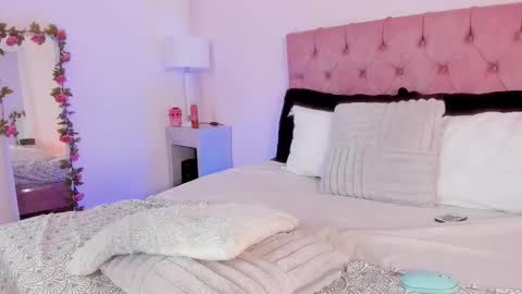 Melany Hiller online show from March 11, 3:00 am