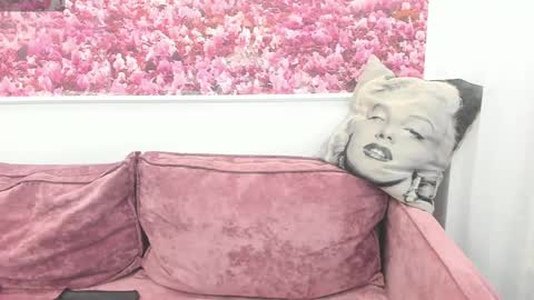 missthelove online show from February 18, 8:27 am