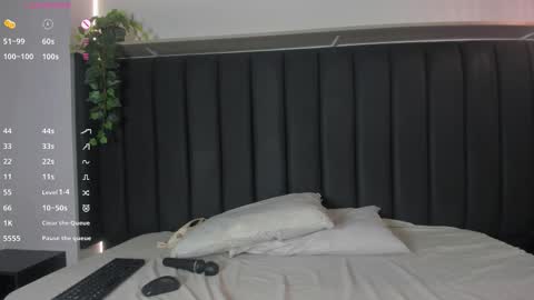 missvalerie_ online show from November 14, 8:09 pm