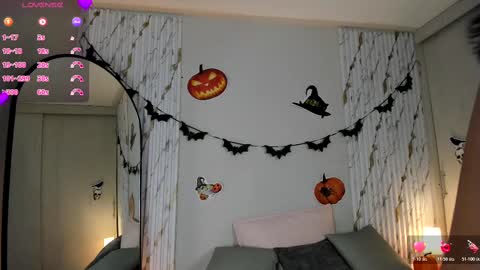 missvioleet online show from October 19, 5:04 pm