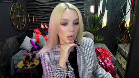 Darsy online show from February 7, 1:43 pm