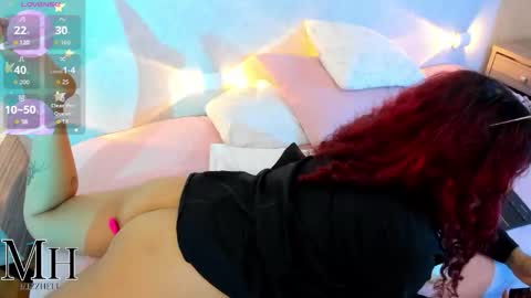 mizzhell_ online show from November 25, 5:15 pm