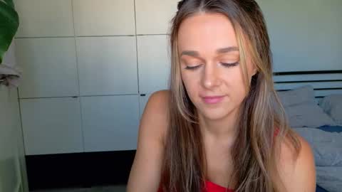 mmminnie online show from October 20, 12:30 pm