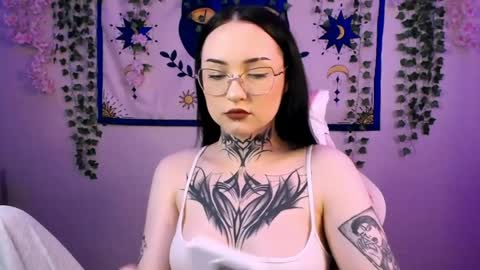 molly_kisss online show from June 5, 6:52 am