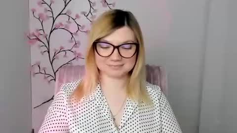 Molly online show from April 5, 12:04 pm