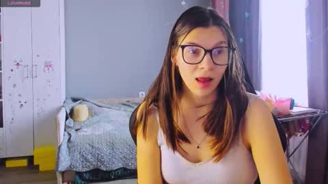  KIRA  online show from February 9, 5:32 am