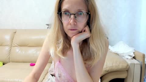 AngelMomm online show from February 1, 9:21 am