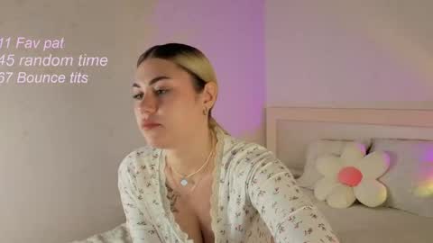 momento_marie online show from June 3, 2:33 pm