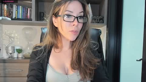 Monilee online show from February 5, 8:25 pm