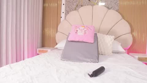 Manuela  online show from November 12, 3:15 am