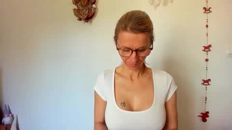 LOVELY JULIA  Peter DAY online show from March 23, 9:04 am