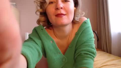 Hannah  welcome  online show from February 15, 7:44 am