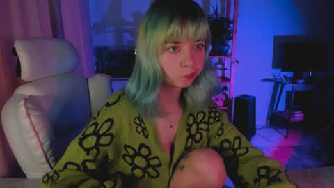 MylaFlores online show from April 14, 2:33 am