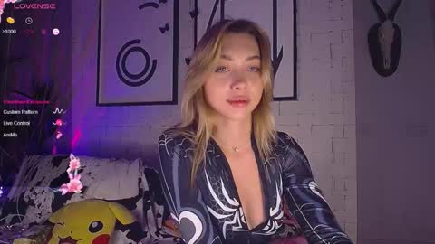 mynameisnikki_ online show from October 31, 6:39 am