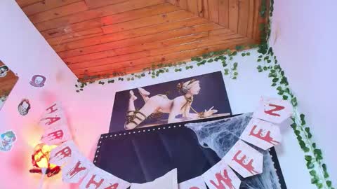 Naia x online show from October 11, 12:15 am