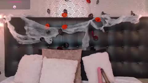 naiaramasson_ online show from October 30, 12:39 pm