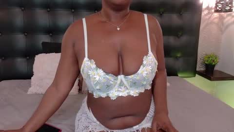 naiaramasson_ online show from April 9, 11:59 am