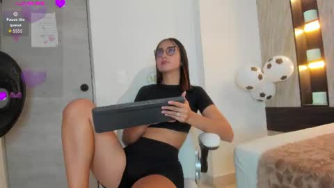 Naomi  online show from June 30, 7:57 pm