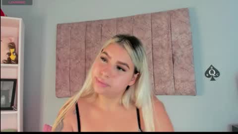 Laura  online show from October 15, 6:32 pm