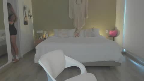 anatalybee online show from November 16, 9:15 pm