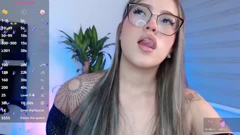 LANAindependent model online show from December 13, 5:16 am