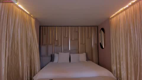 Call me Nia  online show from December 14, 8:03 pm