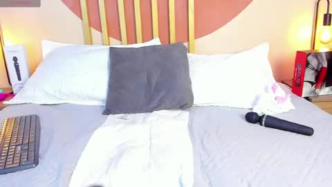 N i c o l e  online show from September 18, 8:29 pm