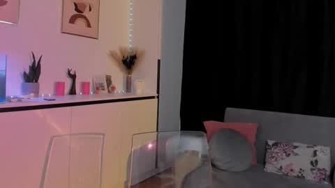 nicoleirisxxx online show from October 17, 5:54 am