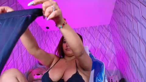 Nicolle Miley online show from January 8, 4:27 am